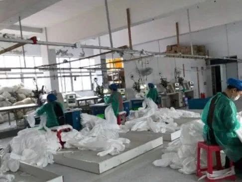 常州一教師 變身 工廠女工 趕制防護(hù)服支援抗疫一線